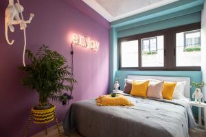Standard Double Room room in 14 Reasons Why