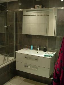 Quiet and Spacious 80m2 Flat Near Historic Center and Quays