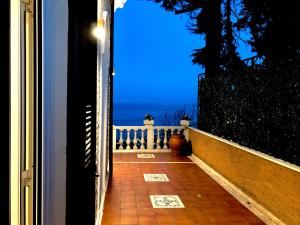 Deluxe Double Room with Side Sea View