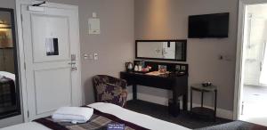 Twin Room - Disability Access room in The Bath Arms Wetherspoon