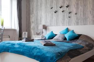 Cute Red Star Studio City Center