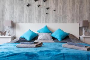 Cute Red Star Studio City Center