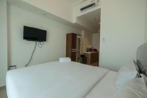 Fabulous Tree Park City Cikokol Studio Apartment near Shopping Mall By Travelio