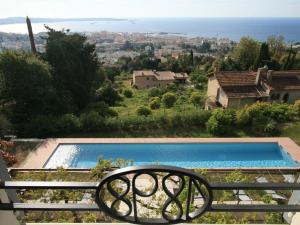 Villas Villa de charme vue mer et piscine chauffee sur les hauteurs de Golf Juan : photos des chambres