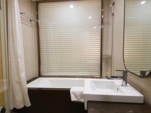Phòng Đôi Sang Trọng - Bồn Tắm Được Chỉ Định Ngẫu Nhiên (Deluxe Double Room - Bathtub Randomly Assigned)