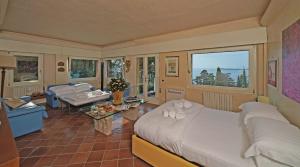 Villa Vibe Luce, beautiful period villa with private pool and lake view, Ville Gardone Riviera - big - 11