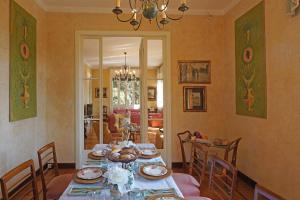 Villa Vibe Luce, beautiful period villa with private pool and lake view, Ville Gardone Riviera - big - 17