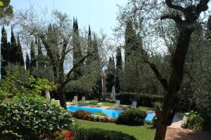Villa Vibe Luce, beautiful period villa with private pool and lake view, Ville Gardone Riviera - big - 24