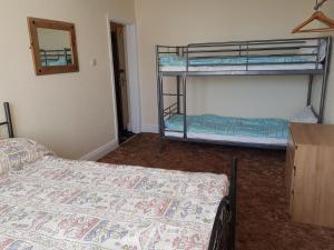 Family Room with Private Bathroom room in Glencoe