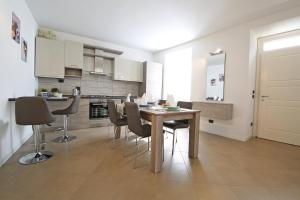 BELLAGIO DREAMS APT, pool, with private garden, near lake