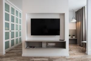 City Center Żelazna, next to Warsaws Business District & Fabryka Norblina, by WarsawSkyLine Apartments