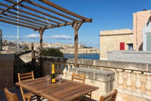 Traditional Maltese Townhouse, Roof Terrace and Views