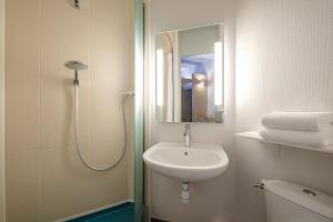 Hotels B&B HOTEL Calais Centre St Pierre : photos des chambres