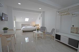 Esparteros 6, Estudios