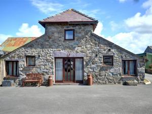 Cozy Holiday Home in Llanfaglan with barbecue
