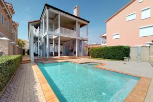 Seven Bedroom House room in Villas Beach Front Home 6518