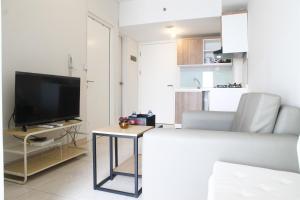 Modern Design 2BR The Springlake Summarecon Apartment By Travelio