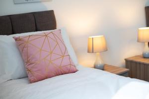 City Access - 3 Beds - Parking - Smart TVs