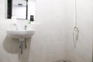 Comfortable Studio Apartment Grand Dhika City By Travelio