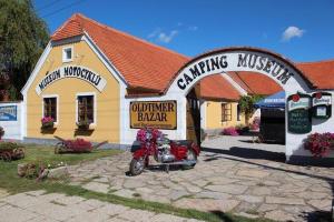 Muzeum Lesná:Penzion a camping