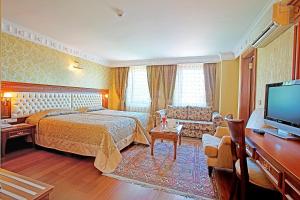 Superior Triple Room room in Hotel Sumengen