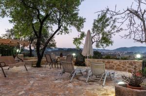 Mikas Valley View House