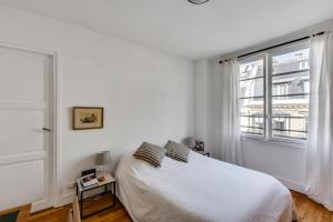 Design apartment with terrace by Weekome