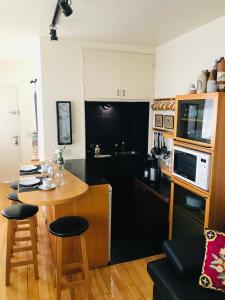 Estilo y Comodidad en Av Corrientes, departamento con cochera para autos