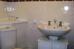 Twin Room with Private Shower room in Rockvale House