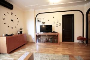 YELLOW APARTMENT