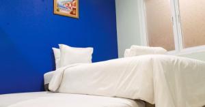 Simple Studio Room at Guest House Way Seputih near Central Park By Travelio