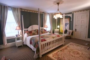 The Tydings (Premium / 2nd Floor Vandiver Mansion) room in Vandiver Inn