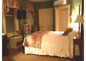 The Fair (Premium / 2nd floor, Vandiver Mansion) room in Vandiver Inn