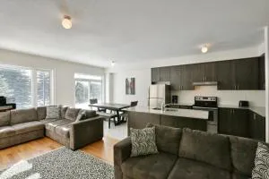 New Blue Mountain Village Snowbridge Executive Townhome Sleeps 10 with Outdoor Pool and Shuttle - Nottawa