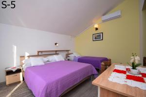 Triple Room with Private Bathroom and Balcony room in Apartments Mira