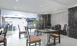 Itsy Hotels Jansi Residency