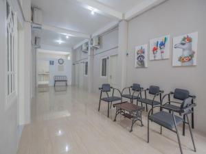 RedDoorz near Ciputra Golf Surabaya