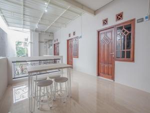 RedDoorz near Ciputra Golf Surabaya