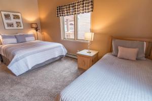 Tyra Streamside Wolf’s Lair Condo: Ski-InSki-Out