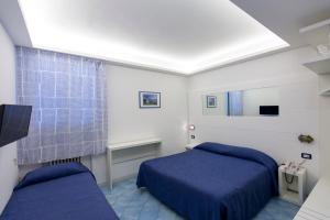 Triple Room with Sea View room in Hotel Il Faro