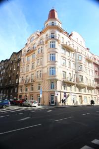 Quiet apartment in the city center with own terrace