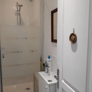Sejours chez l'habitant PARIS AUTHENTIC HOUSE 9 minutes by METRO RER B Gentilly to Notre-Dame de Paris : photos des chambres