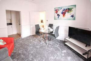 City Centre Townhouse apartment with secluded shared Terrace