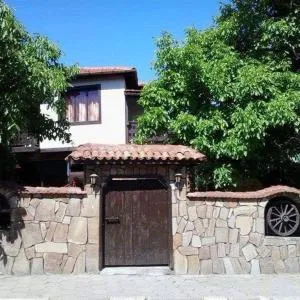 Семеен хотел НАЦИОНАЛ - Iskra