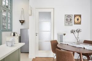 Luxury n Chic Athens Museum Apt