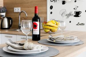 M&R Apartament Airport&Business Premium Komputerowa - underground garage - free WiFi - Netflix - self check-in - 5 min from Chopin Airport