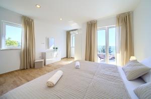 Villa St Martin-Reef - Exclusive Seafront Villa with Private Heated Pool