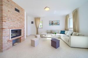 Villa St Martin-Reef - Exclusive Seafront Villa with Private Heated Pool
