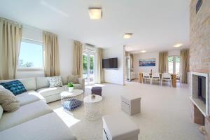 Villa St Martin-Reef - Exclusive Seafront Villa with Private Heated Pool