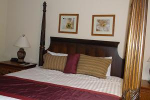 King Studio - Non-Smoking room in Days Inn & Suites by Wyndham Lake Okeechobee